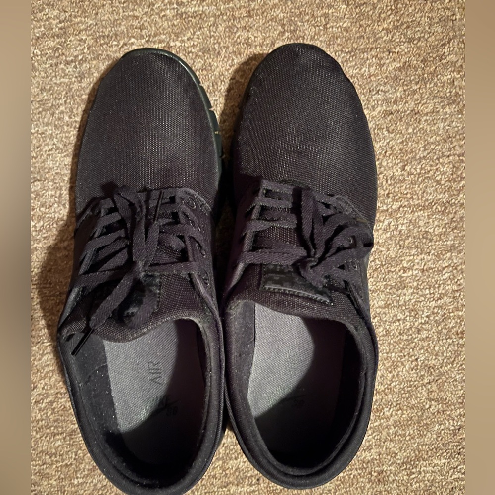 EUC: These are a pair of black Nikes. It’s been only worn a couple of times.